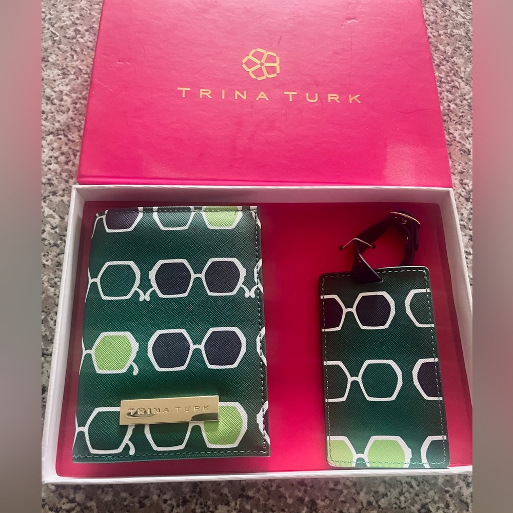 NWT Boxed— Trina Turk Green Fun in the Sun Passport Holder & Luggage Tag Set
